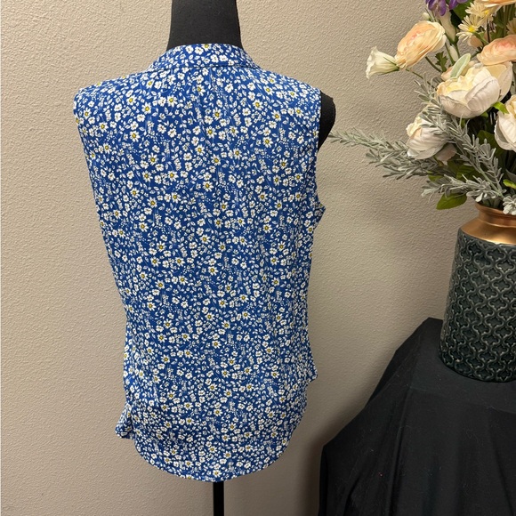 NWT Amana Blue Floral Sleeveless Blouse Split Neck Casual Spring Top M - Picture 3 of 9